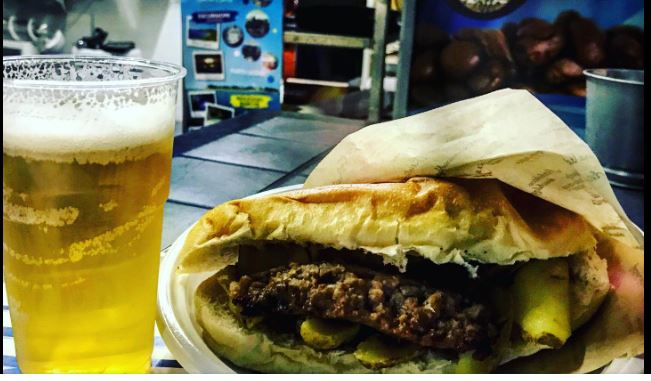 Questa immagine ha l'attributo alt vuoto; il nome del file è panino-e-birra.jpg
